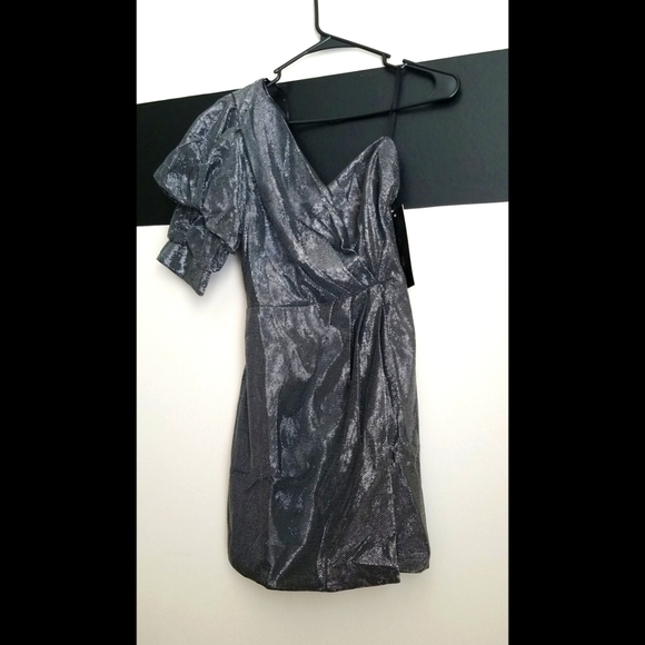 NEW LISTING! BRAND NEW WITH TAGS DO+BE Manhattan Puff Sleeves Dress - Picture 6 of 16